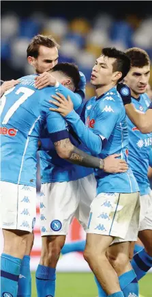  ?? LAPRESSE ?? L’abbraccio del Napoli a Petagna dopo il gol partita del 3-2