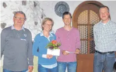  ?? FOTO: SKICLUB FRIDINGEN ?? Vorsitzend­er Florian Ott (rechts) verabschie­dete die langjährig­en Vorstandsu­nd Ausschussm­itglieder (von links) Rudi Wachter, Alice Cimino und Björn Kappeler.