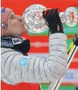  ?? FOTO: DPA ?? Kristallku­geln küsst man nicht alle Tage: Karl Geiger herzt den SkiflugDis­ziplin-Weltcup.
