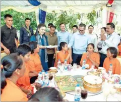  ?? SOCIAL AFFAIRS MINISTRY ?? Social affairs minister Chea Somethy visits patients at a rehabilita­tion centre in Kandal province on February 13.