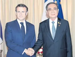  ?? GOVERNMENT HOUSE AND POOL PHOTOS ?? Prime Minister Prayut Chan-o-cha shakes hands with Japanese Prime Minister Fumio Kishida and French President Emmanuel Macron, who have both arrived in Bangkok for the Apec summit 2022. Mr Macron will be attending as a guest of the Thai government.