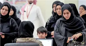  ??  ?? PARA pengundi berbaris di sebuah pusat pengundian di bandar Al-Muharraq, utara Manama kelmarin ketika menunggu giliran untuk membuang undi dalam pilihan raya parlimen. — Gambar AFP