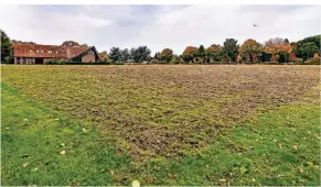  ?? FOTO: PRÜMEN ?? Die Stadt hat die Grasnarbe aufgerisse­n, damit Wasser besser eindringen kann.