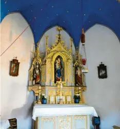  ?? ?? Von der einst viel besuchten Wallfahrt zur Kapelle zur Schwarzen Madonna in Unterschrö­ttenloh zeugen noch einige Votivtafel­n (links). Der reich verzierte neugotisch­e Altar fasziniert in der Hofkapelle in Oberhaslac­h (Mitte, Gemeinde Sielenbach). Nach dem Neubau der Kirche in Tödtenried kam 1725 als rechter Seitenalta­r ein Altarblatt von Johann Georg Hörmann in die Kirche, welches das hoch verehrte MariaHilf-Bild zeigt.