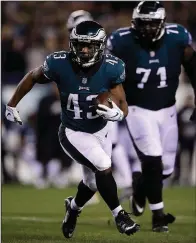  ?? AP/MATT ROURKE ?? Darren Sproles of the Philadelph­ia Eagles scored on a 14-yard touchdown run in the Eagles’ 28-13 victory over the Washington Redskins on Monday night.