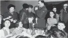  ??  ?? Eine Chanukka-Feier nach dem Krieg in einem Auffanglag­er nahe des ehemaligen Konzentrat­ionslagers BergenBels­en