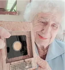  ?? Picture: GARY HORLOR ?? UNIQUE: Marjorie Courtenay-Latimer with a gold R2 coin minted to mark the 60th anniversar­y of the coelacanth’s discovery