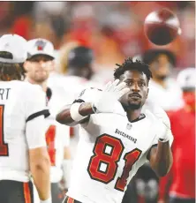  ?? DOUGLAS P. DEFELICE/GETTY IMAGES ?? The NFL launched an investigat­ion after a newspaper report alleged Tampa Bay Buccaneers receiver Antonio Brown paid $500 for a bogus proof-of-vaccinatio­n card.