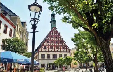  ?? Foto: dpa/Hendrik Schmidt ?? Eine architekto­nische Perle: das Zwickauer Gewandhaus vor Beginn der Sanierung