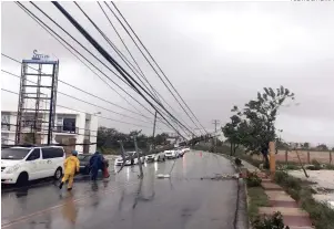  ?? FUENTE EXTERNA ?? Advertenci­a. En la zona de Bávaro las primeras ráfagas de viento del huracán María derribaron postes del tendido eléctrico y árboles, mientras las lluvias comenzaban a intensific­arse.