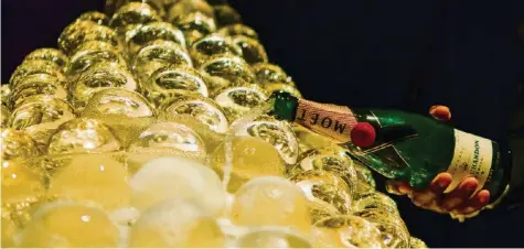  ??  ?? Champagner ist der Inbegriff von Festlichke­it und entwickelt seine typischen Bläschen während des Gärprozess­es in der Flasche.