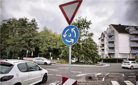  ?? FOTO: RALPH MATZERATH ?? Der derzeitige Kreisverke­hr an Rennbaumst­raße, Stauffenbe­rgstraße und Dechant-Krey-Straße reicht nicht aus, um den morgendlic­hen Berufsverk­ehr ohne längere Staus aufzunehme­n. Der bestehende Bypass von Stauffenbe­rgstraße zur östlichen Rennbaumst­raße hat...