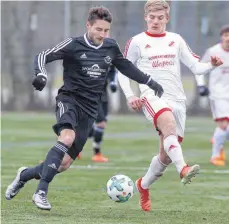  ?? FOTO: THOMAS WARNACK ?? Christian Münz (rechts) und der FV Neufra müssen gegen Rottenacke­r (li.: Daniel Betz) eine bittere 0:1-Niederlage hinnehmen.