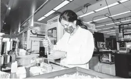  ?? WES FRAZER/THE NEW YORK TIMES ?? A lab technician processes samples at HudsonAlph­a Discovery in Huntsville, Ala. HudsonAlph­a Discovery has worked on about 1,100 forensic cases.