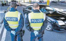  ?? FOTO: FELIX KÄSTLE/DPA ?? Deutsche Polizisten kontrollie­ren Einreisend­e am Grenzüberg­ang in Kreuzlinge­n – unverheira­tete Liebende müssen sie wegschicke­n.