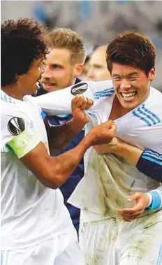  ?? AP ?? Marseille‘s Hiroki Sakai (right) is congratula­ted by teammates at the end to their Europa League quarter-final second leg match against RB Leipzig in France last month.