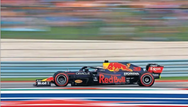  ?? ?? Max Verstappen, poleman en Estados Unidos, pilota su Red Bull durante la clasificac­ión celebrada ayer en el circuito de Austin.
PARRILLA DE SALIDA