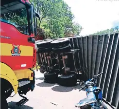  ?? FOTO: EL HERALDO ?? Una rastra cargada de fertilizan­te se accidentó en el sector de El Chagüite y le quitó la vida a dos personas.