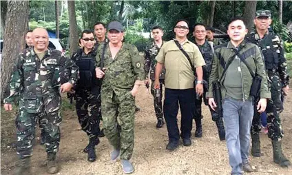  ?? MALACAñANG FOTO ?? BATTLE GEAR. President Rodrigo Duterte, center left, was supposed to fly to Marawi City but was forced to cancel the visit due to inclement weather.