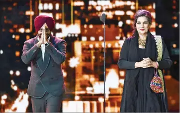  ?? — AFP photo ?? This file photo taken on July 16 shows Bollywood actor Satinder Sartaaj (Left) and Shabana Azmi arriving on stage to introduce their movie ‘The Black Prince’ during IIFA award of the 18th Internatio­nal Indian Film Academy (IIFA) Festival at the MetLife...