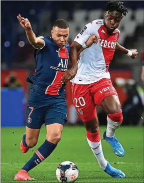  ??  ?? Inoffensif, Kylian Mbappé est ici bien muselé par le Monégasque Axel Disasi.