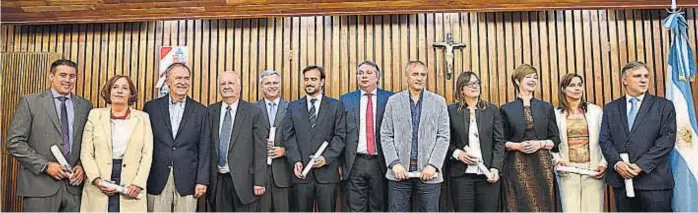  ?? (RAMIRO PEREYRA) ?? Tres poderes. Representa­ntes de la Justicia electoral proclamaro­n a los diputados nacionales electos por Córdoba, con la presencia del gobernador Juan Schiaretti.