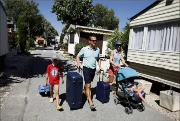  ?? (Photo Dylan Meiffret) ?? Les premiers juillettis­tes arrivent, mais en ordre dispersé. Les réservatio­ns tardent à arriver.