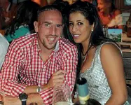  ??  ?? Franck Ribery con la moglie Wahiba