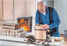  ??  ?? In Fred Theiners Werkstattk­ursen kann man auch seine Urne herstellen.