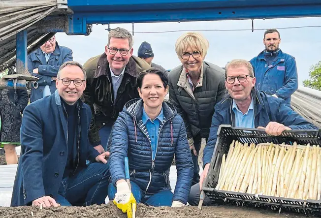  ?? Foto: Spargelstr­asse NRW ?? Ministerin Silke Gorißen (Mitte) beimsteche­n des ersten regionalen Gemüses. Weitere Teilnehmer freuen sich über die Saisoneröf­fnungdes Spargels: Theo Mettenborg, Dr. Arne Dahlhoff, Silke Gorißen, Eva Kähler-theuerkauf und Rainer Hollenbeck (v. l.).