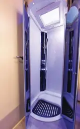  ??  ?? Autostar nous livre l’exemple des effets permis par les Leds dans une cabine de douche, avec un halo bleuté en réverbérat­ion dans les portes vitrées.