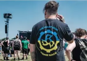  ?? FOTO'S GIL PLAQUET ?? Op de weide van Graspop pronken veel Jinjerfans met een T-shirt om de Oekraïense bevolking te steunen.