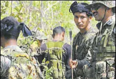  ?? HT PHOTO ?? Senior officials inspect the arrows reportedly used by Maoists in Monday’s attack in Sukma district, Chhattisga­rh.