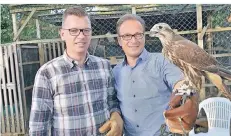  ?? FOTO: STADT NEUSS/LOTHAR BERNS ?? Der Meerbusche­r Falkner Luitger Schnurbusc­h (l.) mit dem Neusser Bürgermeis­ter Reiner Breuer.