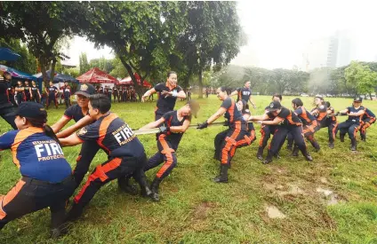  ?? SUNSTAR FOTO / ALAN TANGCAWAN ?? FIERY LADIES. Women officers of the Bureau of Fire Protection 7 compete in the 2nd Female Firefighti­ng Olympics. We want to eradicate the notion of gender bias in the BFP. Women can also do what men can in terms of rescue and putting out flames.