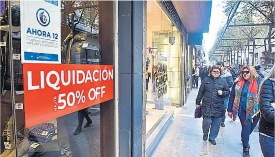  ?? (RAMIRO PEREYRA) ?? Descuentos. A pocos días de comenzado el invierno, los locales comerciale­s ya muestran fuertes rebajas en muchos de sus productos.