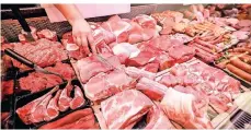  ?? FOTO: JAN WOITAS/DPA ?? Da greifen viele Leute gern zu: Aber insgesamt essen die Menschen in Deutschlan­d inzwischen etwas weniger Fleisch.