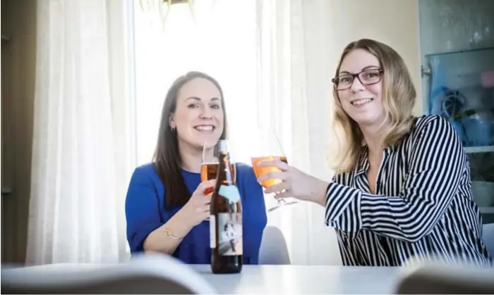  ??  ?? ÖLFANTASTE­R. ”Vi är nördiga med allt vi dricker”, säger ölentusias­terna Cecilia Sjöström och Malin Gustafsson som gjort en öl tillägnad Malins svärfar Kenta Gustafsson.