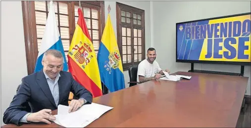  ??  ?? Miguel Ángel Ramírez, presidente de Las Palmas, y Jesé, ayer durante la protocolar­ia firma del contrato.