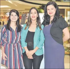  ??  ?? Johanna Urdapillet­a, Eliana Ortiz y Leila Emery, en el Paseo La Galería.