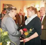  ??  ?? Groß war die Zahl der Gratulante­n nach Verleihung der Goldenen Ehrennadel an Gitta Günther (l.). Auch Stadtkultu­rdirektori­n Julia Miehe gratuliert­e.