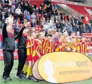  ??  ?? We are the champions Barrhead Youth 2003s celebrate their great victory