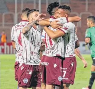  ?? PRENSA GODOY CRUZ. ?? Abrazo de gol , entre Victorio Ramis y Guillermo Fernández, tras la primera conquista.