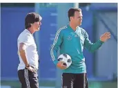  ?? FOTO: DPA ?? Das deutsche Nationalte­am kommt DFB-Direktor Oliver Bierhoff (r., mit Joachim Löw) in der öffentlich­en Wahrnehmun­g zu schlecht weg.