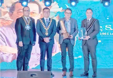  ?? PHOTOGRAPH COURTESY OF GO NEGOSYO ?? JCI Quezon City Capitol Fetes Joecon Go Negosyo founder Joey Concepcion (third from left) receives the Gawad Sanghiran Award on behalf of his father, the late Jose ‘Joecon’ Concepcion Jr. The award was given by the JCI Quezon City Capitol during their 63rd Induction and Turnover Ceremonies held last 1 March at the Elements at Centris in Quezon City, a few days before the respected civil society leader, businessma­n and NAMFREL founder died on 6 March.