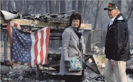  ?? FOTO: SAUL LOEB ?? US-Präsident Donald Trump (rechts) spricht mit der Bürgermeis­terin der Stadt Paradise, Jody Jones, während er ein Viertel besucht, das von den Waldbrände­n betroffen ist.