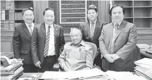  ??  ?? PENEMUAI BASA UPP: Dr Mahathir (duduk) begambar begulai enggau Wong (dua kiba) sereta (ari kanan) Dr Jerip, Rayong enggau Lo.