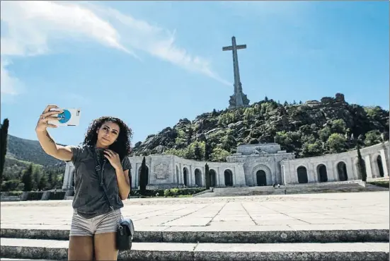 ?? DANI DUCH ?? Una joven se hace una selfie ante el mausoleo del Valle de los Caídos