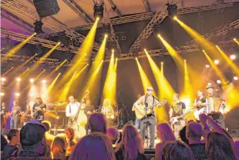  ?? FOTO: HANGAR EVENTLOCAT­ION ?? Lokale Rockbands nehmen die Bühne beim zweiten Rock im Hangar in Beschlag.