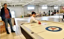  ?? ?? Husam Kaeyds barn följer mer än gärna med till Fritidsban­ken eftersom de gillar att spela air hockey och pingis.